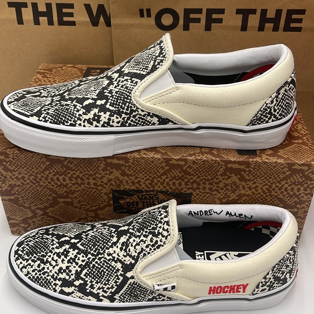 Vans WMNS Skate Slip-On Hockey Skateboards Snake
VN0A5FCA7W1
Sneakers - Picture 2 of 16